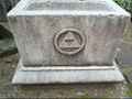 Símbolo Trifuerza en tumbas.jpg